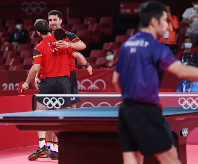 日本乒乓球队完胜瑞典乒乓球队，奥恰洛夫送出助攻