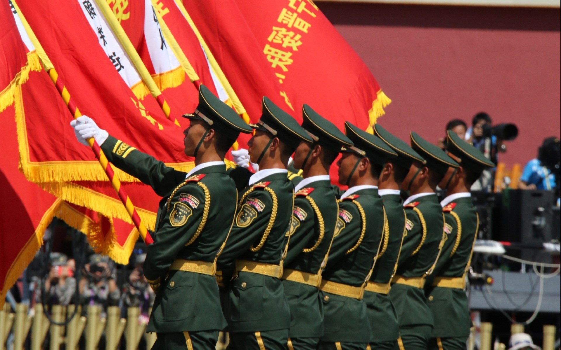 F1引擎轰鸣与篮球鞋摩擦声的交响,东契奇在拉斯维加斯之夜证明何为巨星